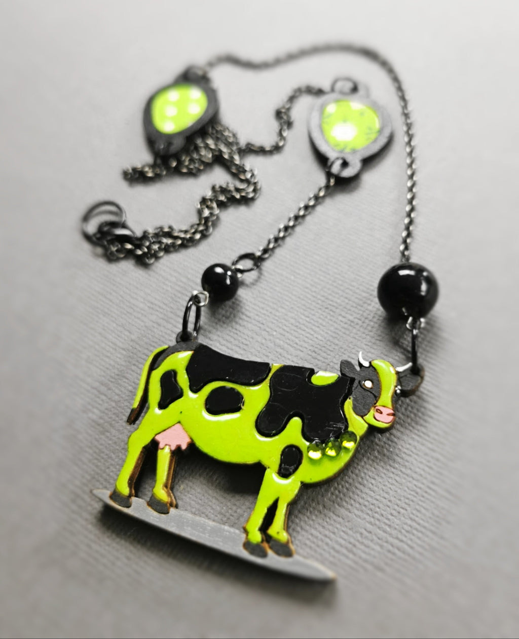 Pendentif Vache Verte, découpe de bois au laser, peinture et srass