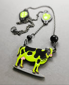 Pendentif Vache Verte, découpe de bois au laser, peinture et srass