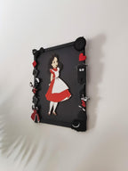 Alice au Pays des Merveilles - Tableau en Bois Découpé - Art Mural Unique