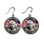 Icône Urbaine en Rose: Boucles d'Oreilles Marilyn Graffiti