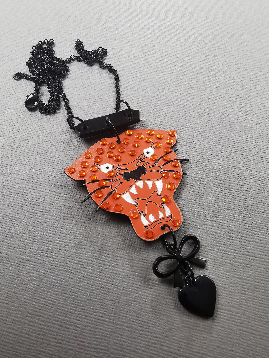 Pendentif Tigre façon Old School Tattoo, découpe laser sur bois, strass