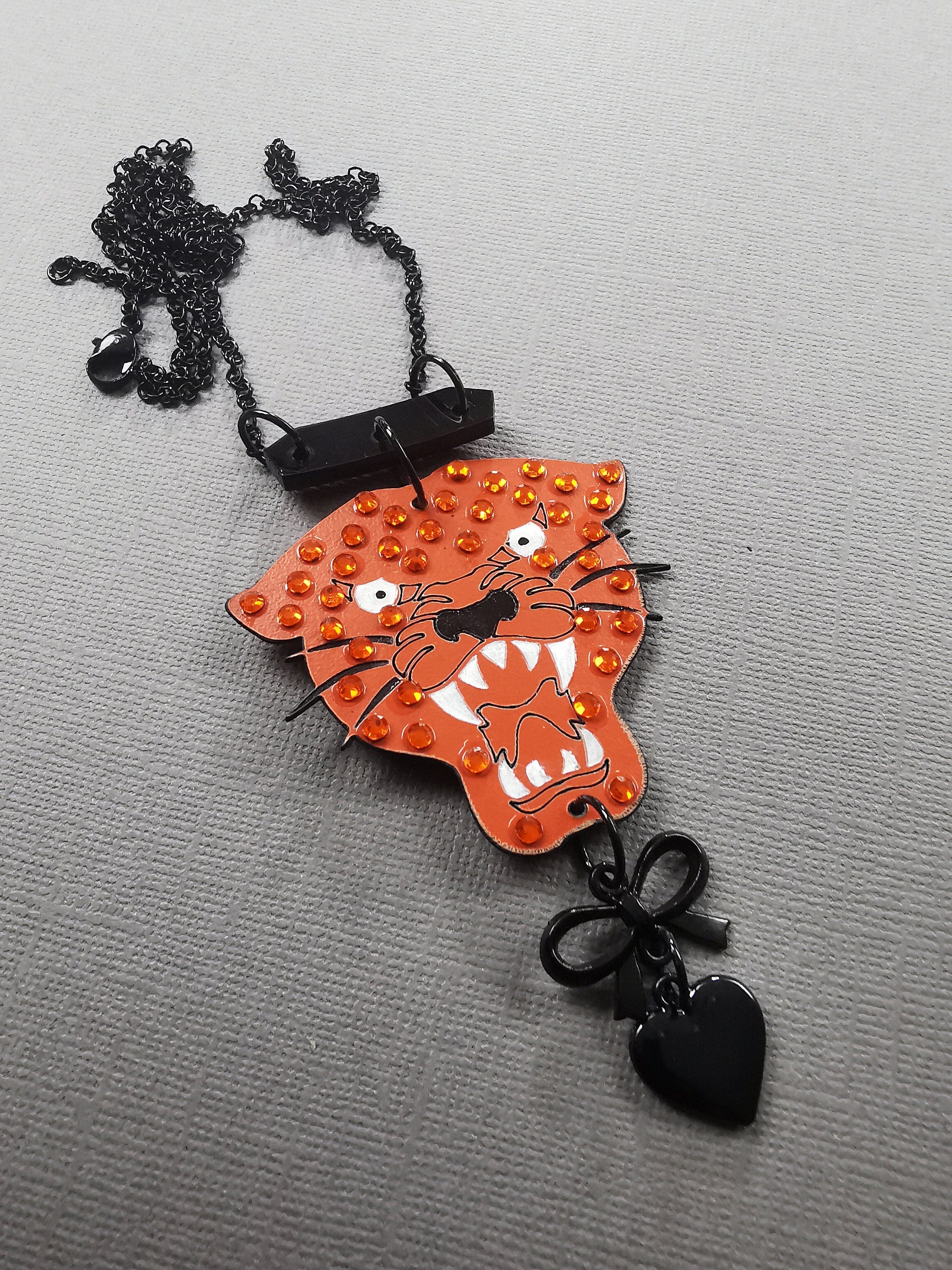 Pendentif Tigre façon Old School Tattoo, découpe laser sur bois, strass