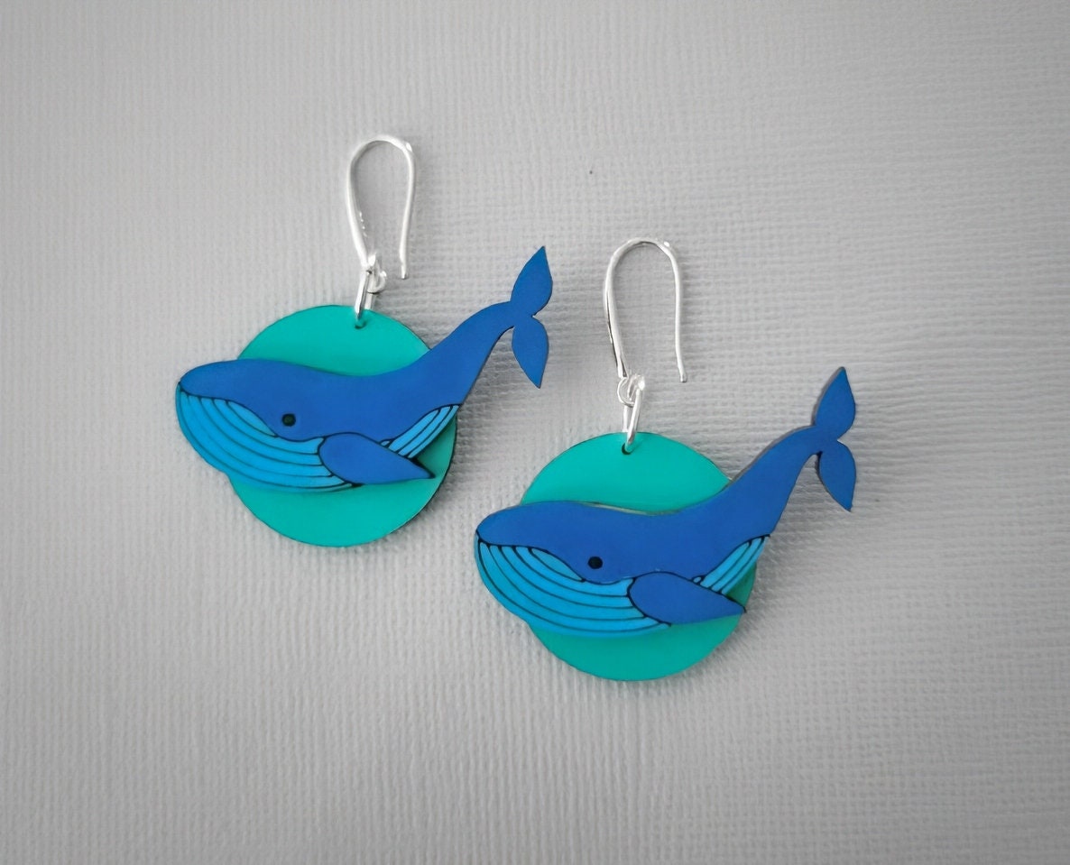 Boucles d'oreilles Baleine, découpe et gravure laser de bois de cersier, peinture main