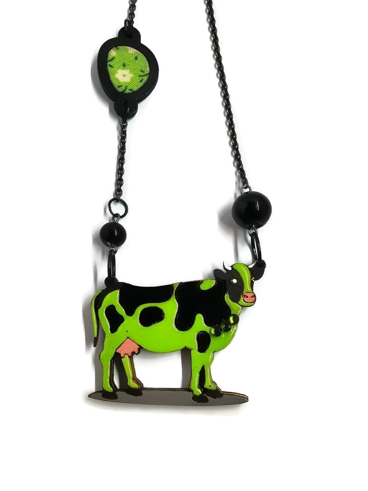 Pendentif Vache Verte, découpe de bois au laser, peinture et srass