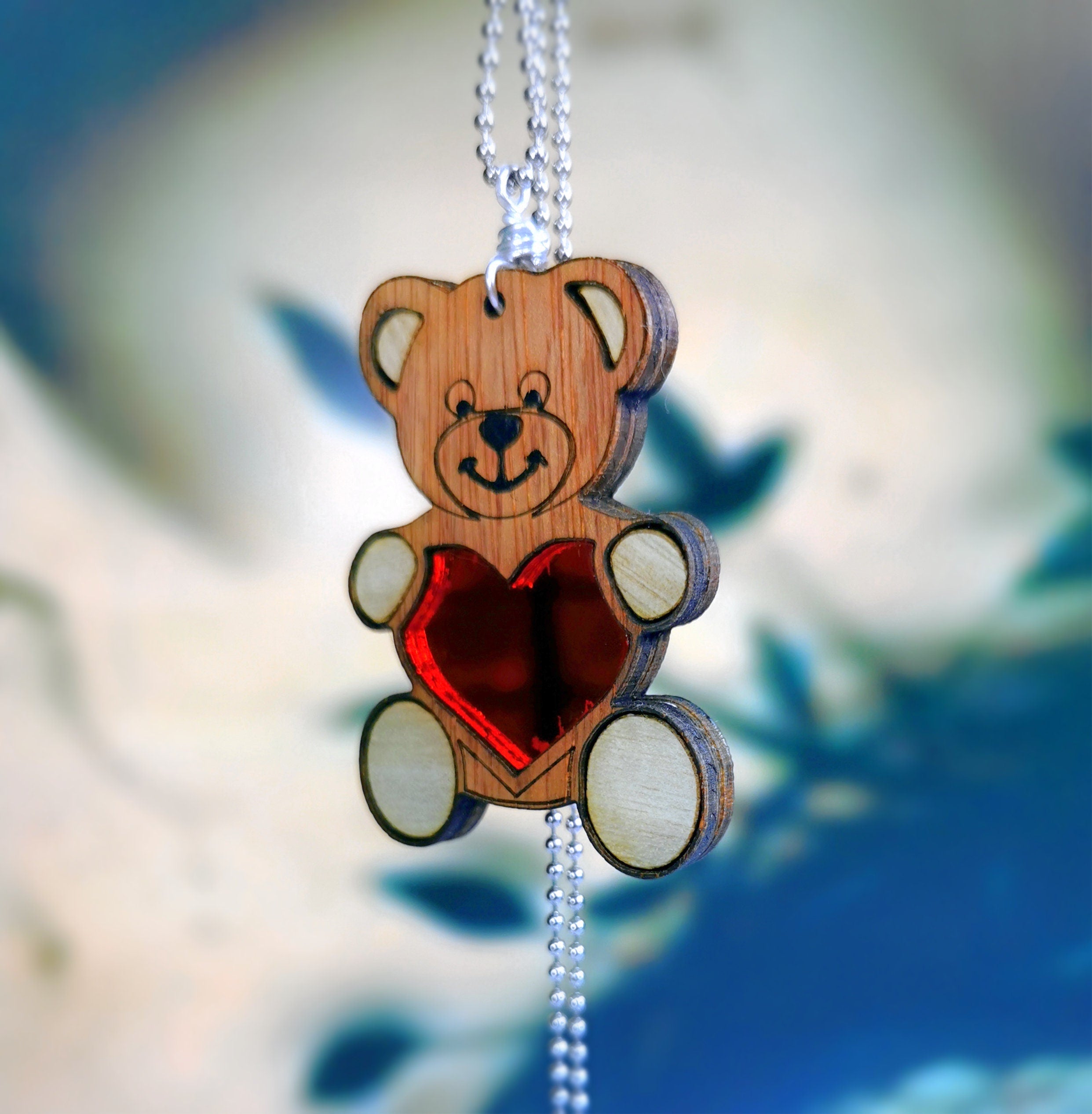 Pendentif Ourson style Vintage qui tient son coeur sur sa poitrine, découpe laser de bois et plexiglass miroir rouge