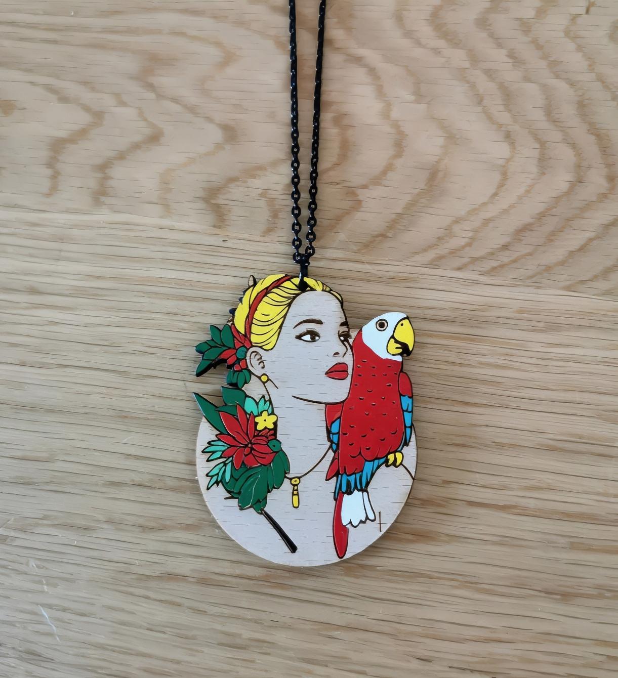 Pendentif gravé et découpé dans l'esprit Frida Kahlo, perroquet sur l'épaule d'une femme