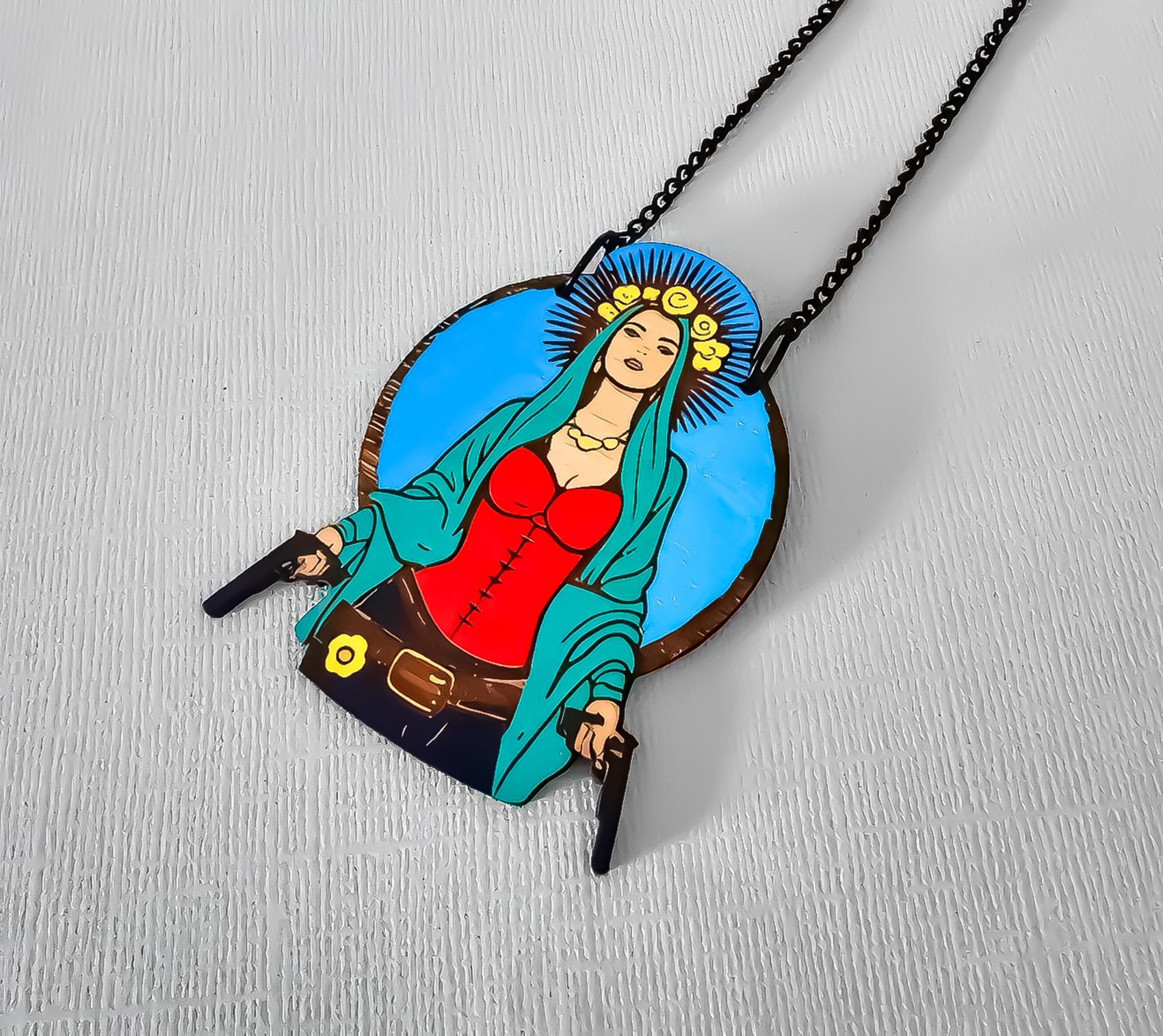 Pendentif Chicana, Madone armée, femme mexicaine