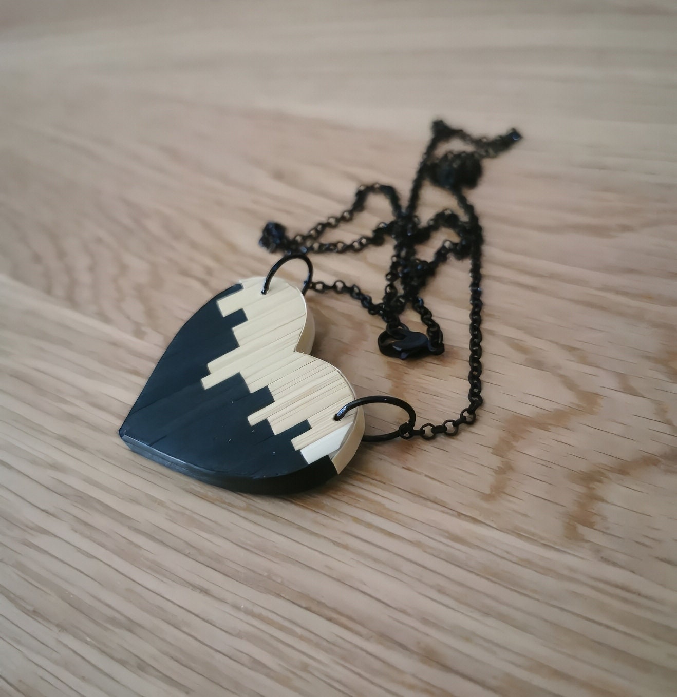 Pendentif en Bois en Forme de Coeur, Marqueterie de Paille Noir et Naturel, Silhouette de Buildings ou Art Abstrait, Découpe Laser de bois
