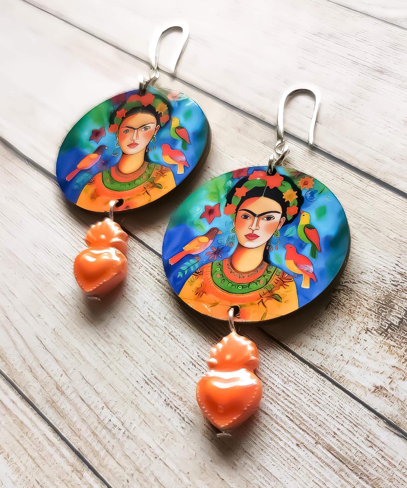 Boucles d'oreilles Frida Kahlo uniques – Art IA sur Bois, Découpe Laser, Coeur Sacré