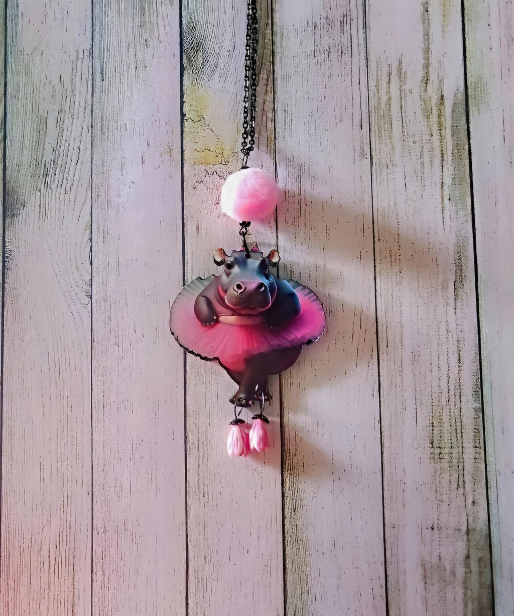Pendentif Fantaisie Hippopotame en Tutu – Bijou Humour & Tendresse en Bois Découpé au Laser, Perles Roses et Pompon