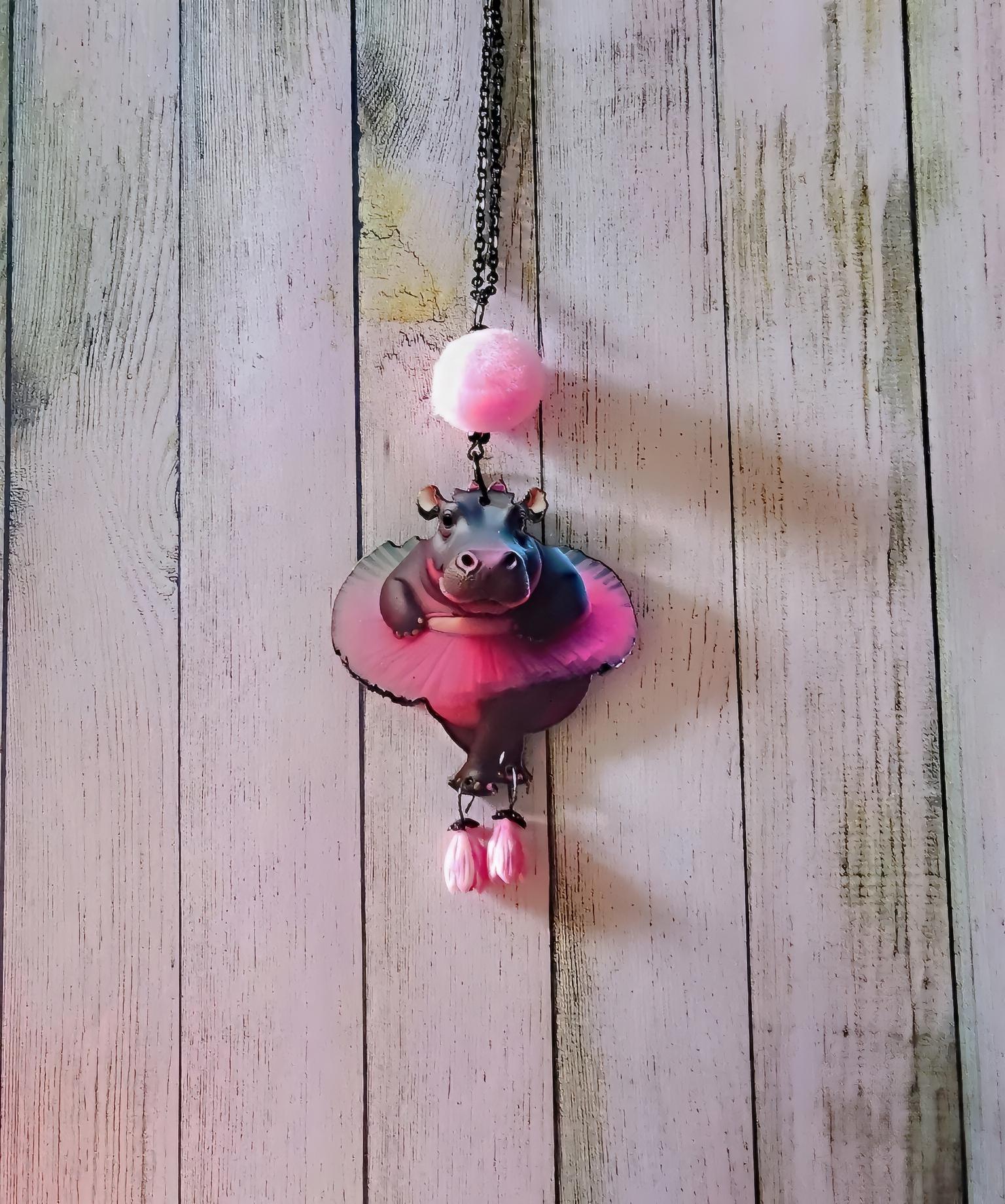 Pendentif Fantaisie Hippopotame en Tutu – Bijou Humour & Tendresse en Bois Découpé au Laser, Perles Roses et Pompon