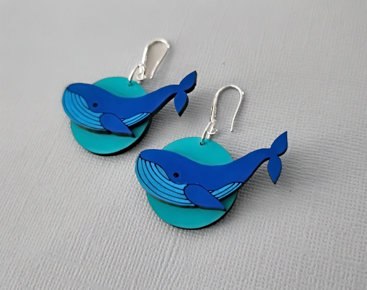 Boucles d'oreilles Baleine, découpe et gravure laser de bois de cersier, peinture main