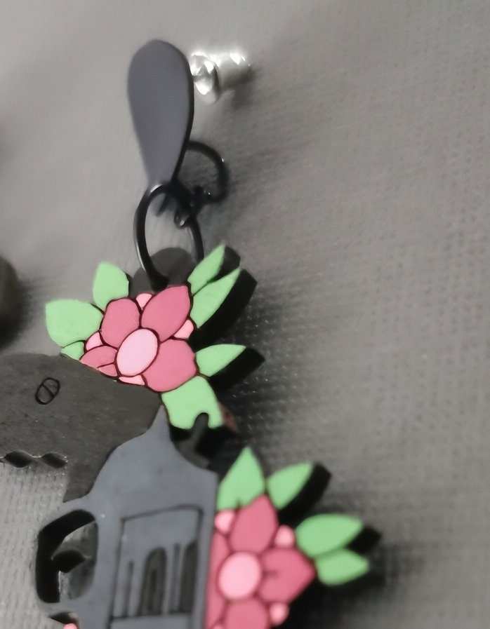 Boucles d'oreilles Pistolet et Fleurs, découpe laser sur bois, style tatouage
