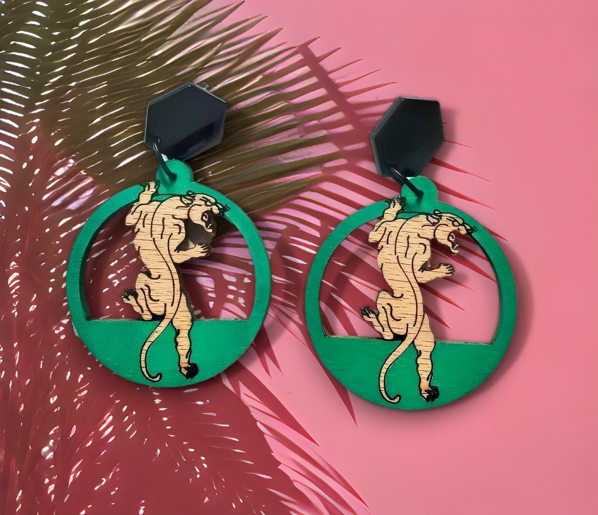 Boucles d'oreilles Léopard style tatouage, sur créole en bois de cerisier et découpé et gravé au laser