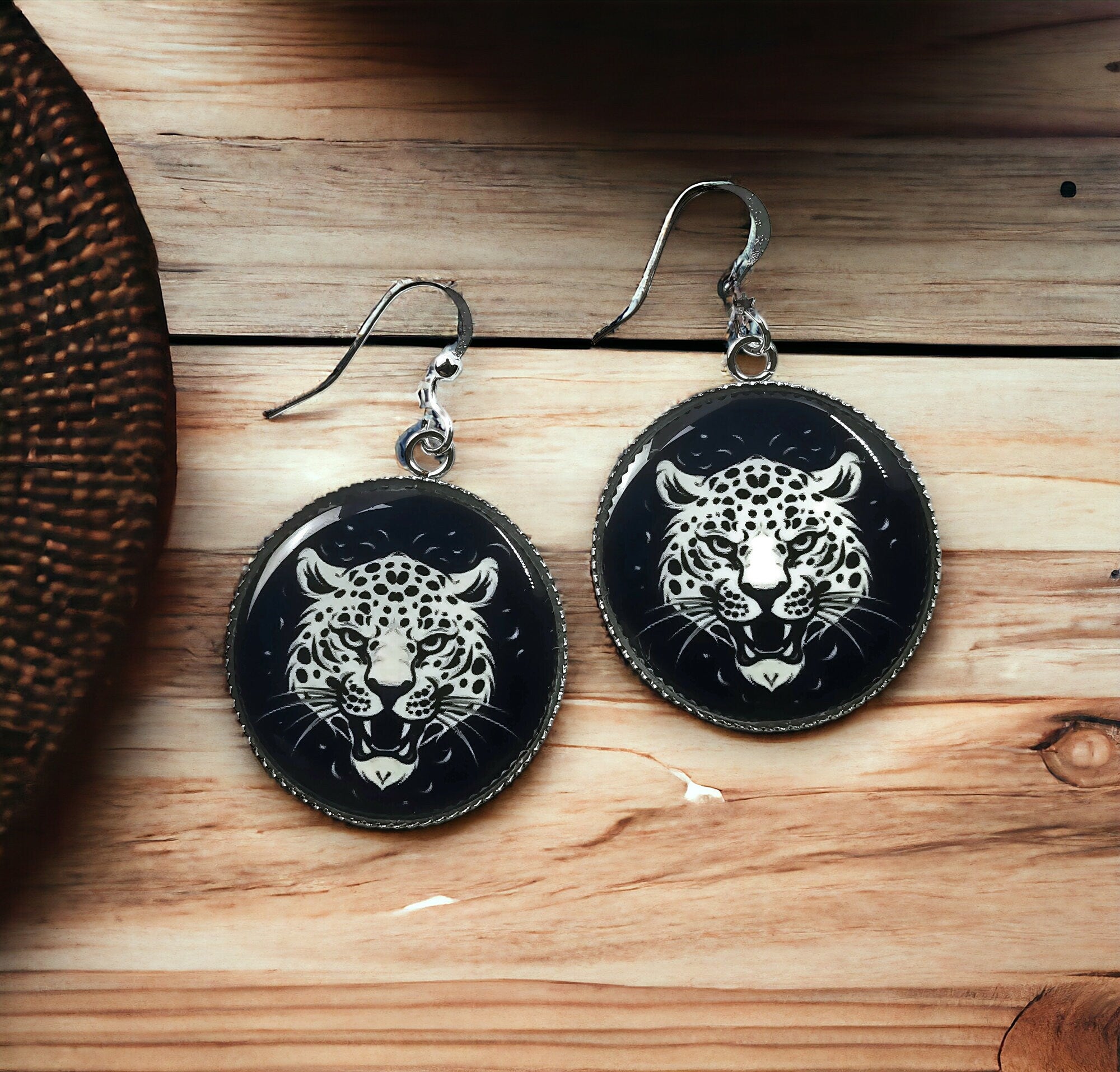 Boucles d'oreilles Panthère sur fonds noir, beauté sauvage