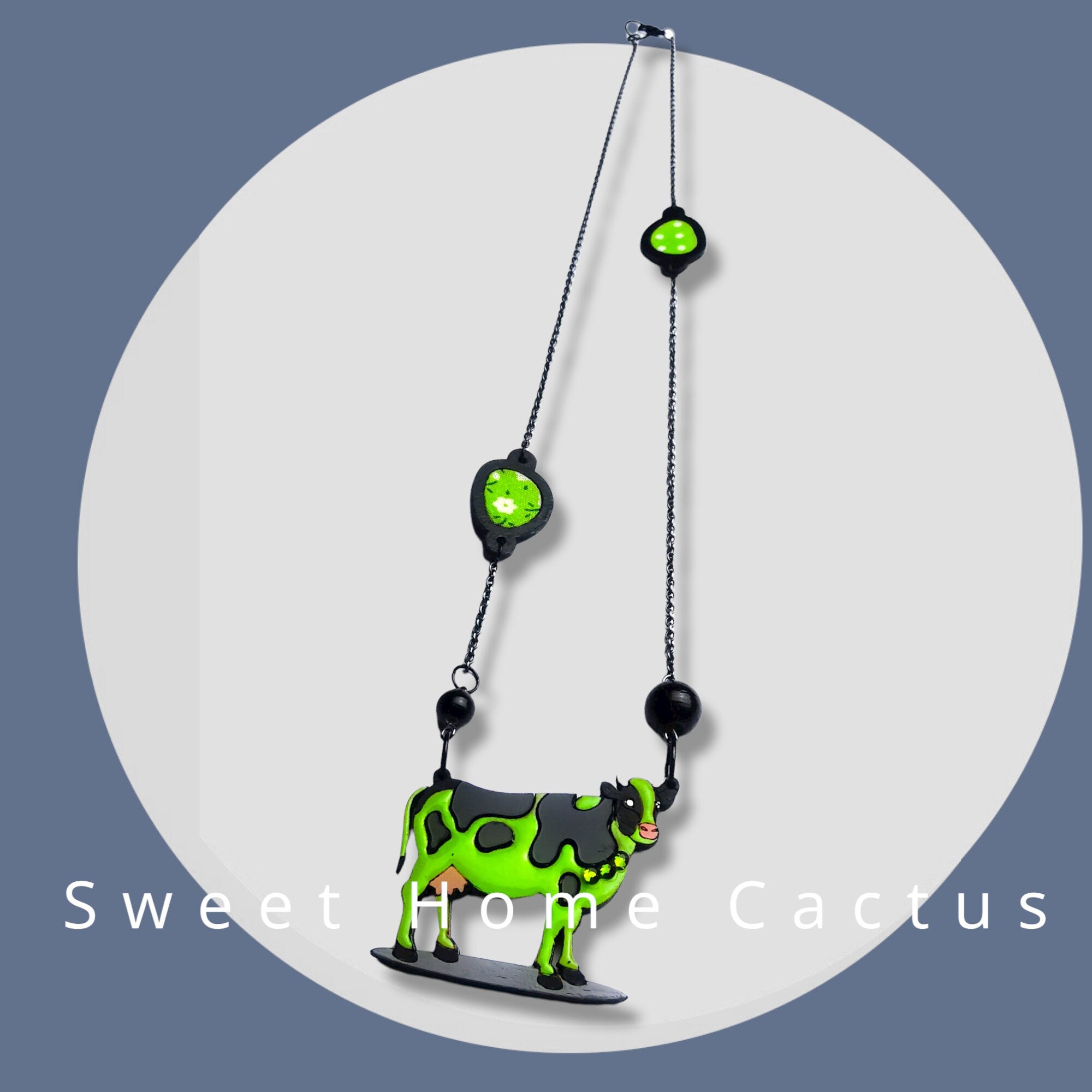 Pendentif Vache Verte, découpe de bois au laser, peinture et srass
