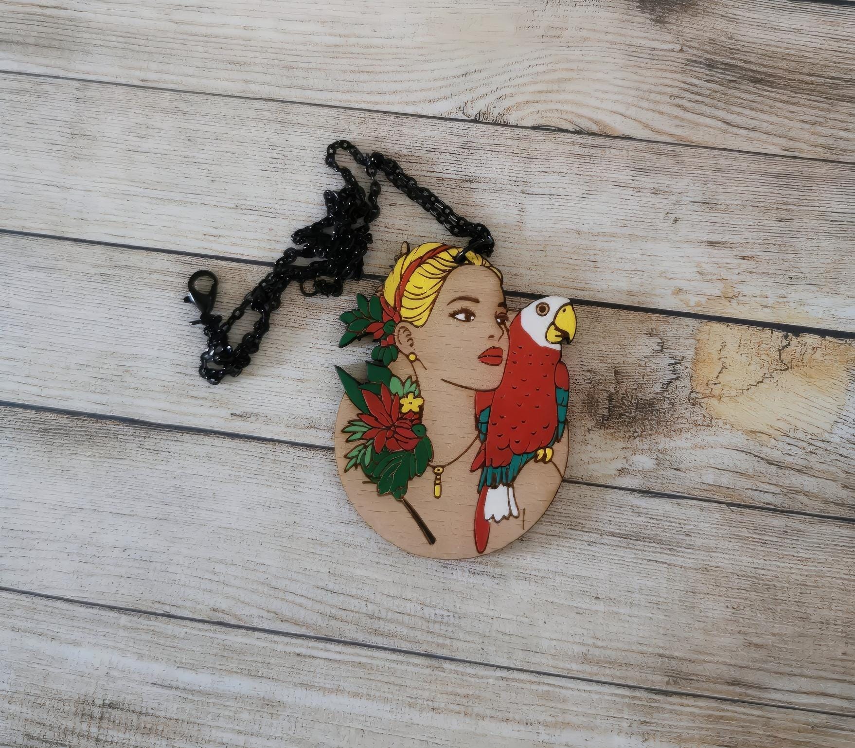 Pendentif gravé et découpé dans l'esprit Frida Kahlo, perroquet sur l'épaule d'une femme