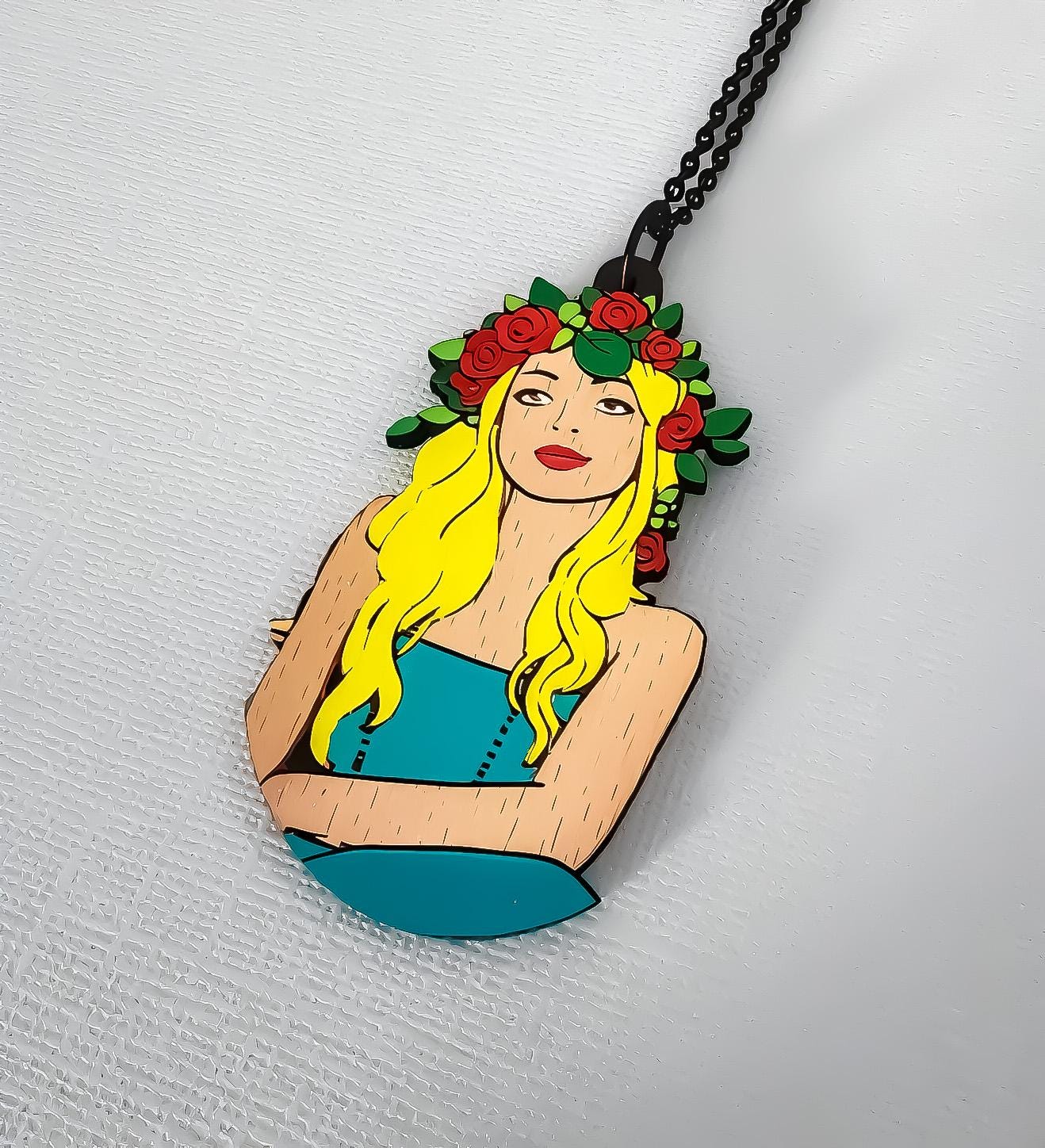 Pendentif en bois peint à la main - Femme à la couronne de roses - Art wearable