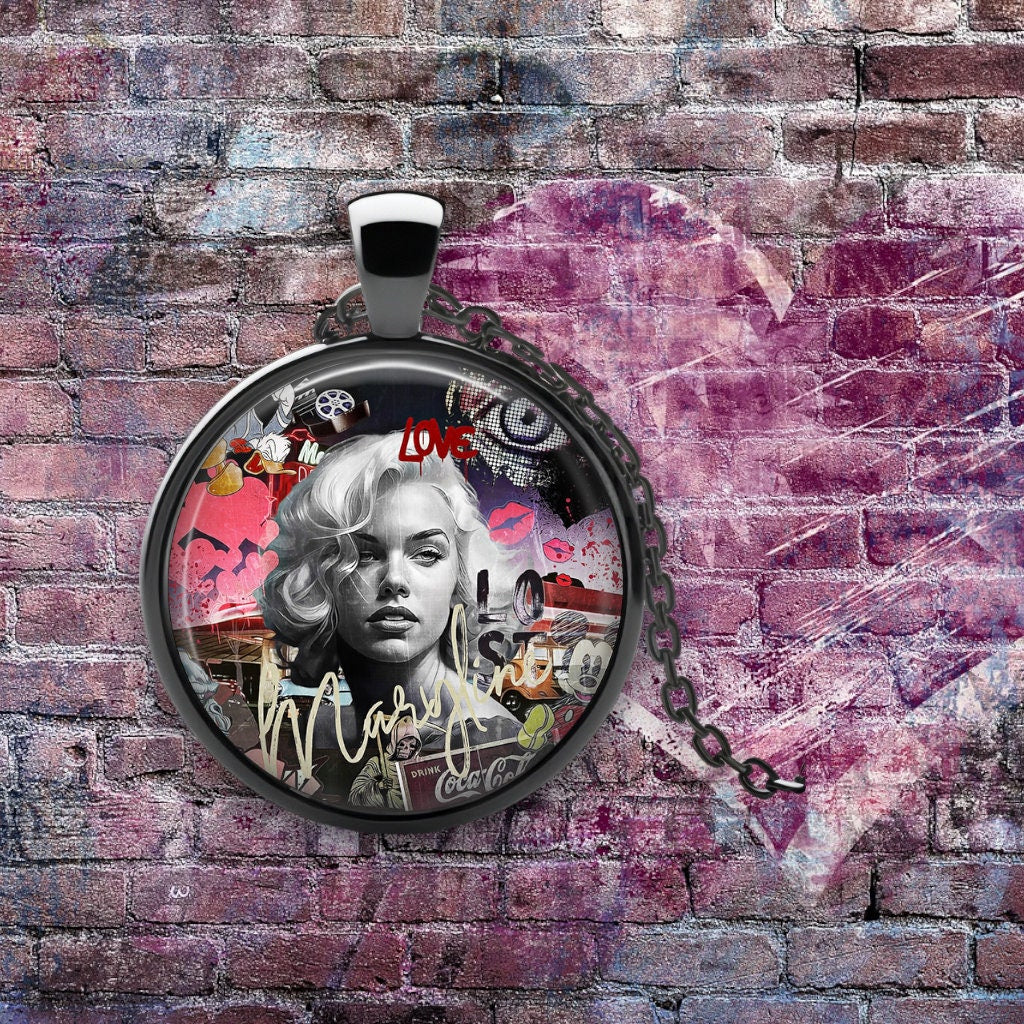 Glamour Urbain: Pendentif Marilyn en Nuances de Rose