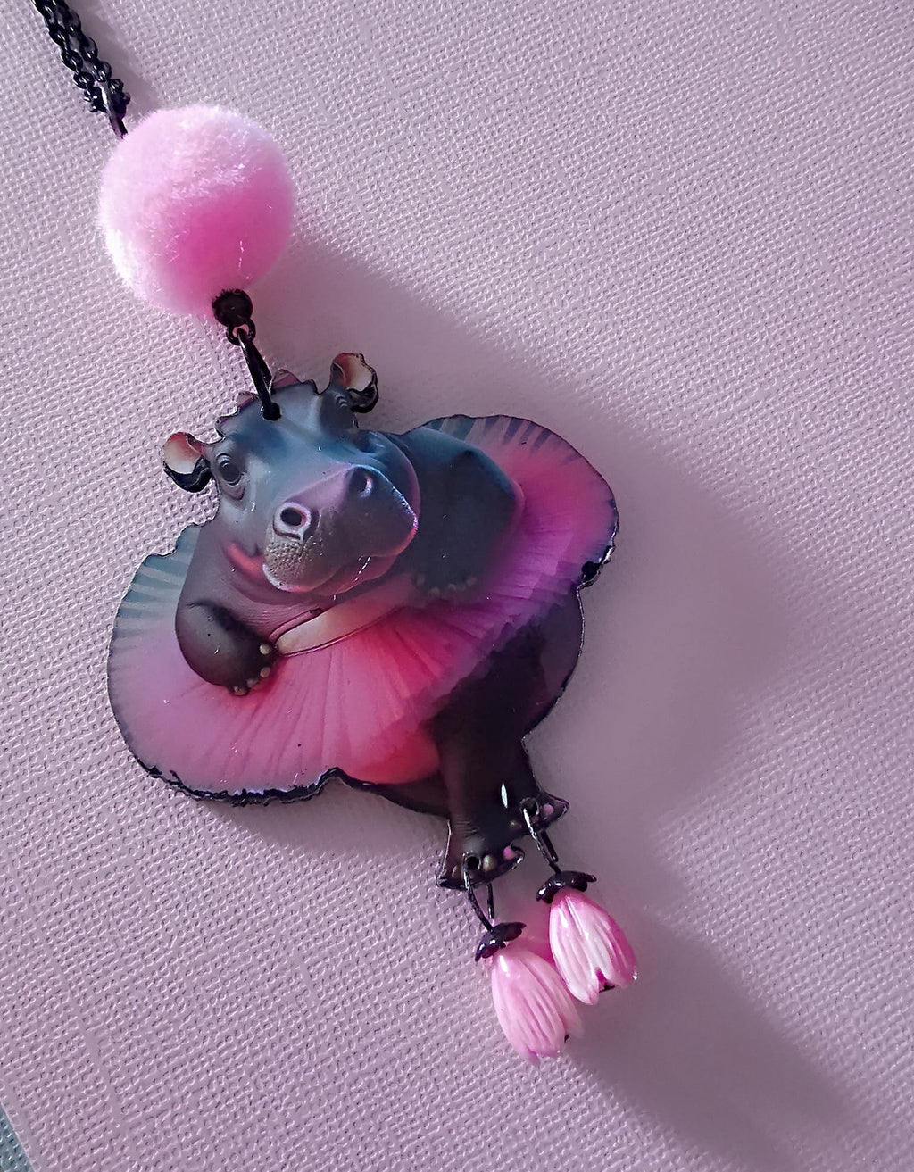 Pendentif Fantaisie Hippopotame en Tutu – Bijou Humour & Tendresse en Bois Découpé au Laser, Perles Roses et Pompon