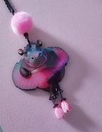Pendentif Fantaisie Hippopotame en Tutu – Bijou Humour & Tendresse en Bois Découpé au Laser, Perles Roses et Pompon