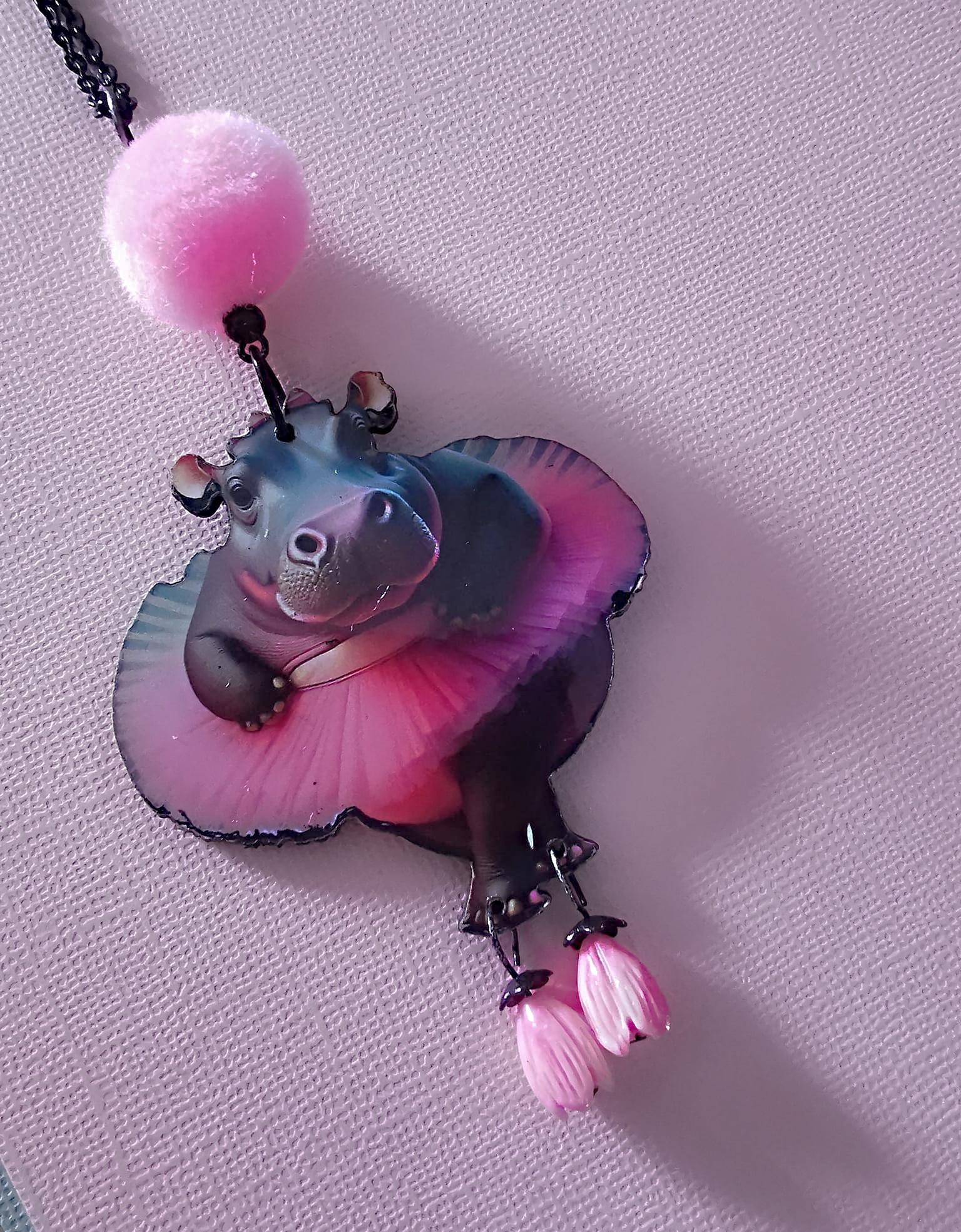 Pendentif Fantaisie Hippopotame en Tutu – Bijou Humour & Tendresse en Bois Découpé au Laser, Perles Roses et Pompon