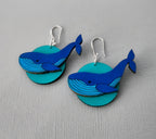 Boucles d'oreilles Baleine, découpe et gravure laser de bois de cersier, peinture main