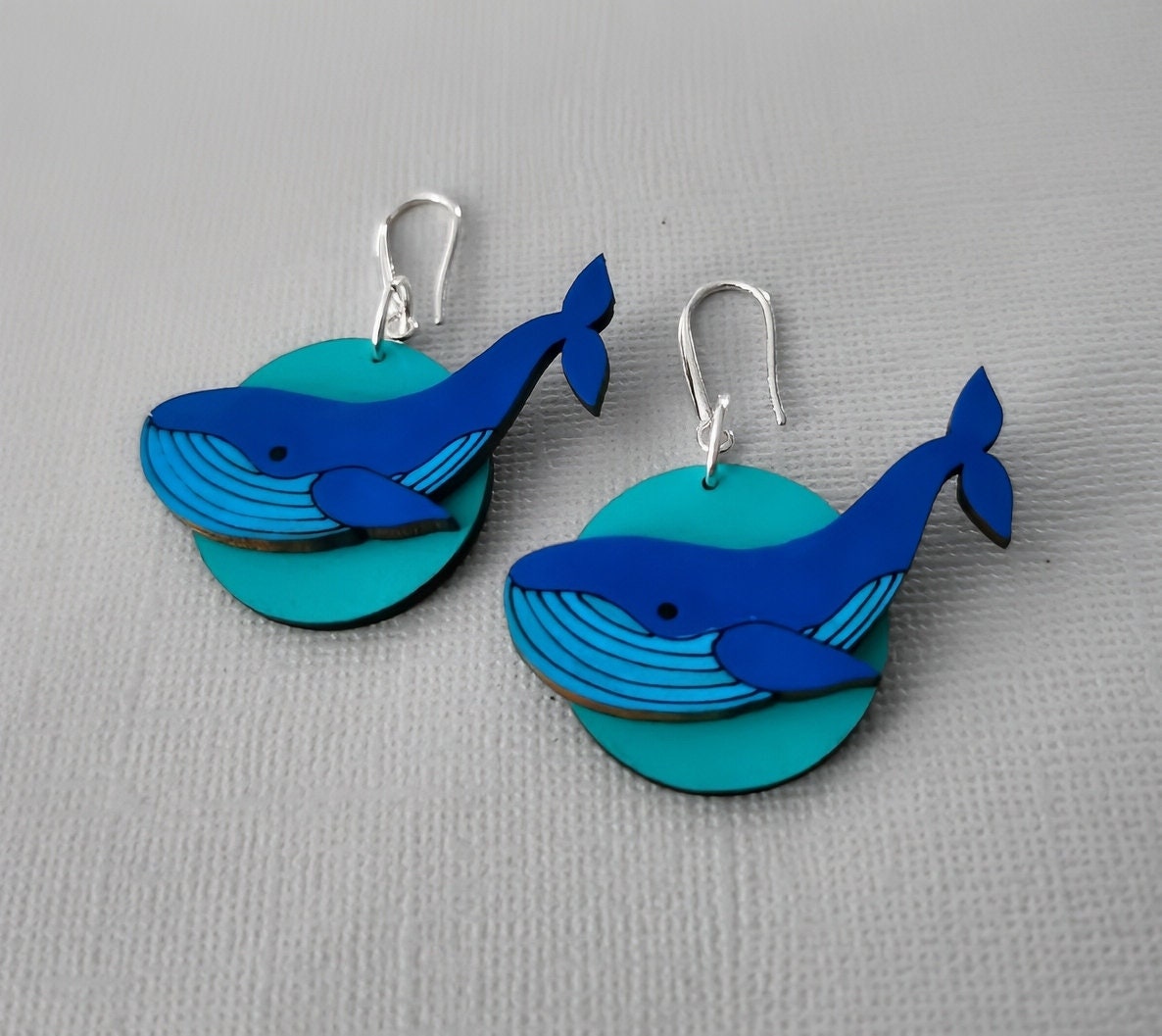 Boucles d'oreilles Baleine, découpe et gravure laser de bois de cersier, peinture main