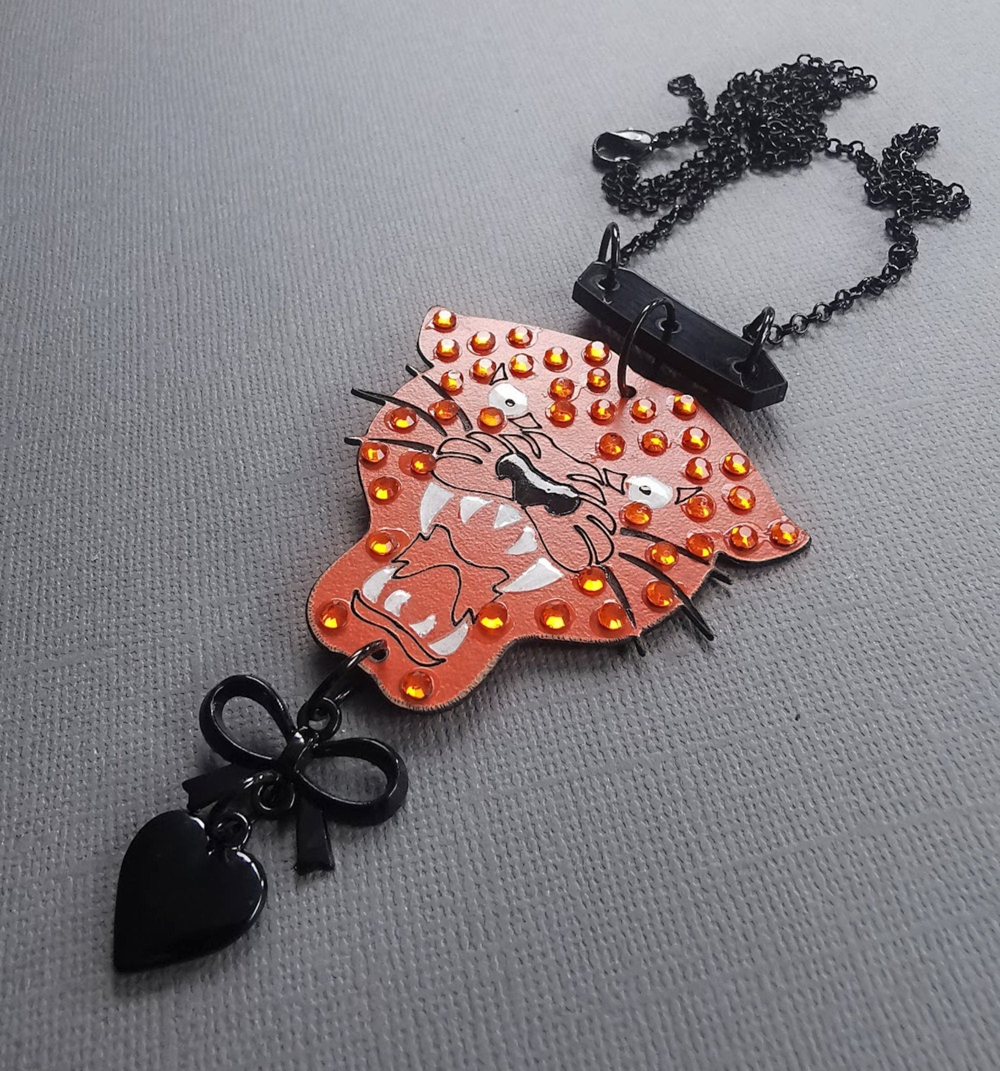 Pendentif Tigre façon Old School Tattoo, découpe laser sur bois, strass