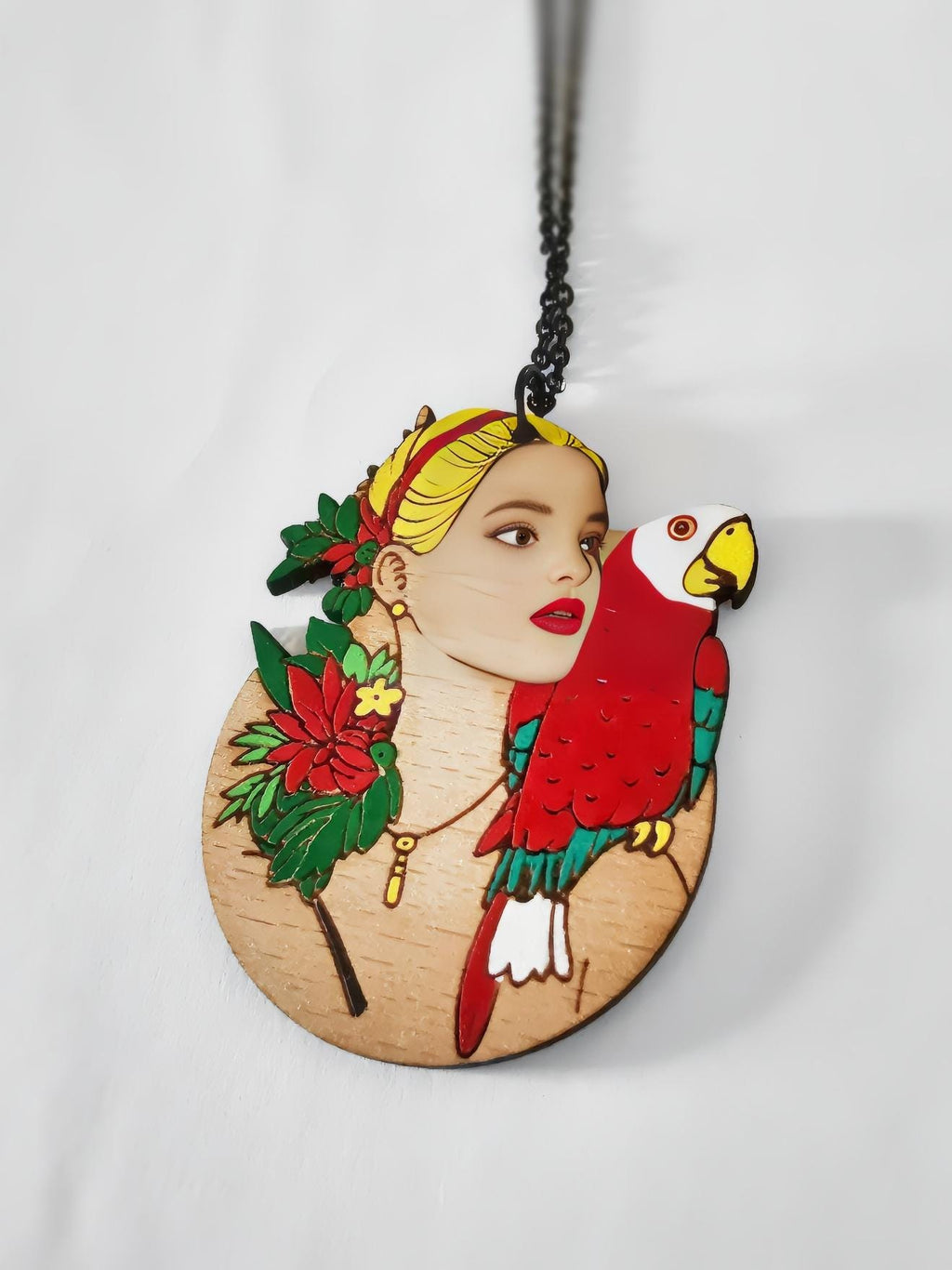 Pendentif gravé et découpé dans l'esprit Frida Kahlo, perroquet sur l'épaule d'une femme