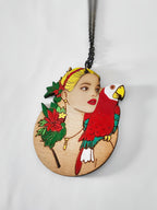 Pendentif gravé et découpé dans l'esprit Frida Kahlo, perroquet sur l'épaule d'une femme