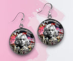 Icône Urbaine en Rose: Boucles d'Oreilles Marilyn Graffiti