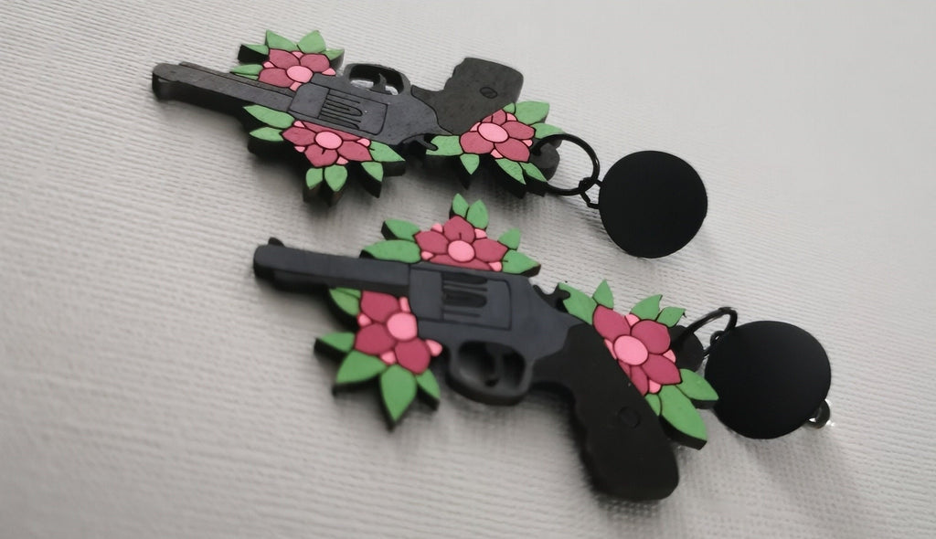 Boucles d'oreilles Pistolet et Fleurs, découpe laser sur bois, style tatouage