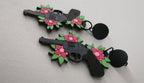 Boucles d'oreilles Pistolet et Fleurs, découpe laser sur bois, style tatouage