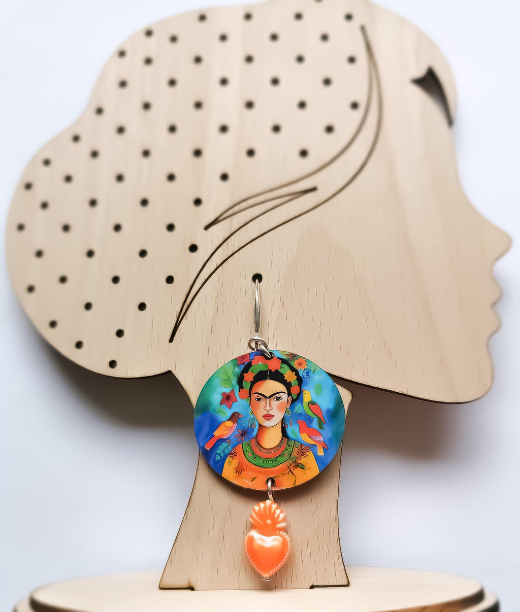 Boucles d'oreilles Frida Kahlo uniques – Art IA sur Bois, Découpe Laser, Coeur Sacré