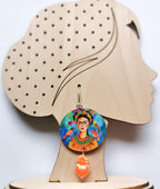 Boucles d'oreilles Frida Kahlo uniques – Art IA sur Bois, Découpe Laser, Coeur Sacré
