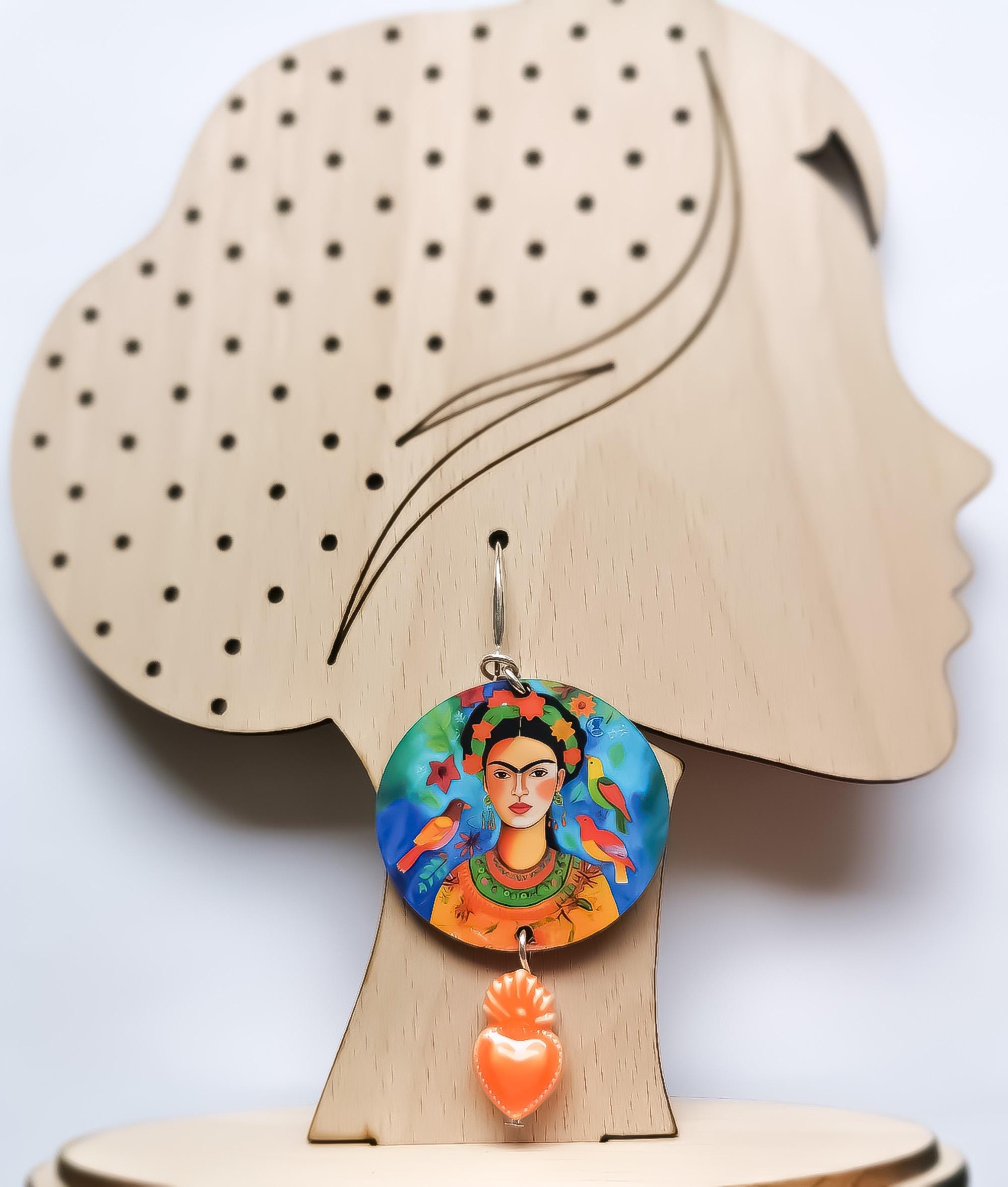Boucles d'oreilles Frida Kahlo uniques – Art IA sur Bois, Découpe Laser, Coeur Sacré