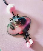 Pendentif Fantaisie Hippopotame en Tutu – Bijou Humour & Tendresse en Bois Découpé au Laser, Perles Roses et Pompon