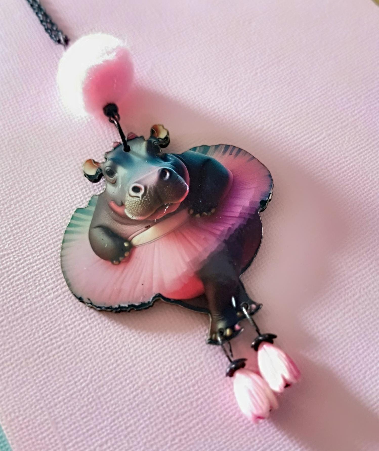 Pendentif Fantaisie Hippopotame en Tutu – Bijou Humour & Tendresse en Bois Découpé au Laser, Perles Roses et Pompon