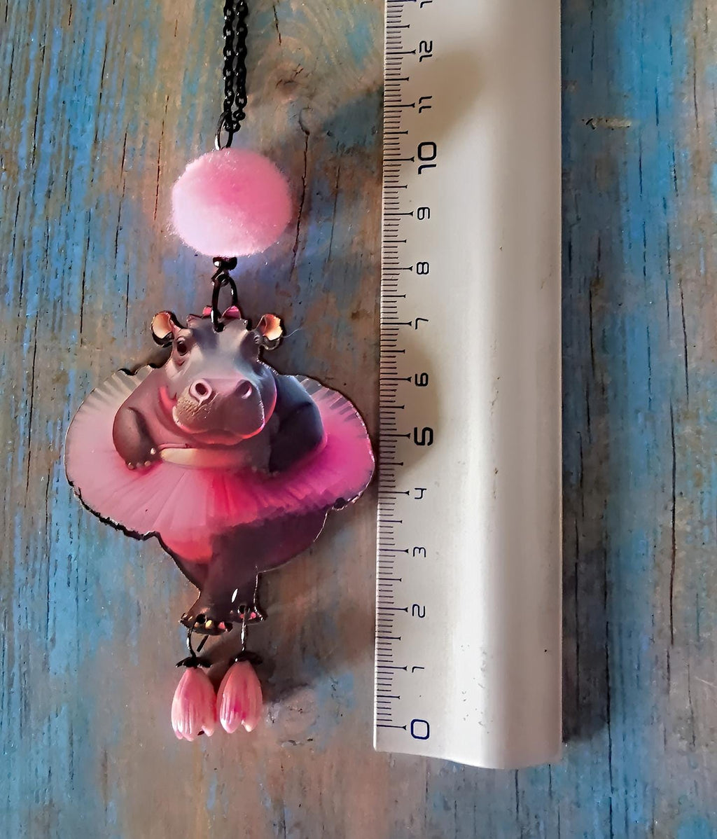 Pendentif Fantaisie Hippopotame en Tutu – Bijou Humour & Tendresse en Bois Découpé au Laser, Perles Roses et Pompon