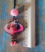 Pendentif Fantaisie Hippopotame en Tutu – Bijou Humour & Tendresse en Bois Découpé au Laser, Perles Roses et Pompon