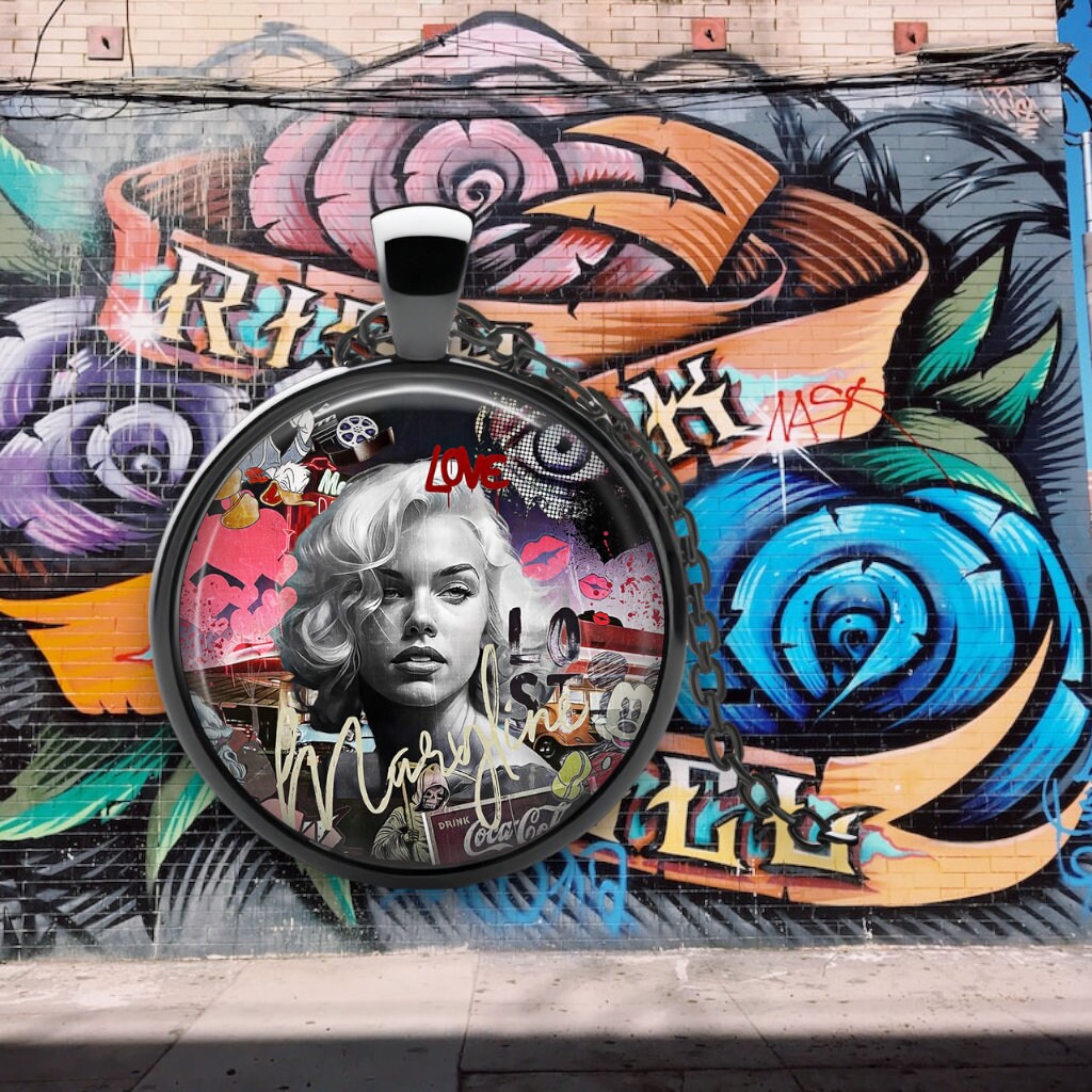 Glamour Urbain: Pendentif Marilyn en Nuances de Rose