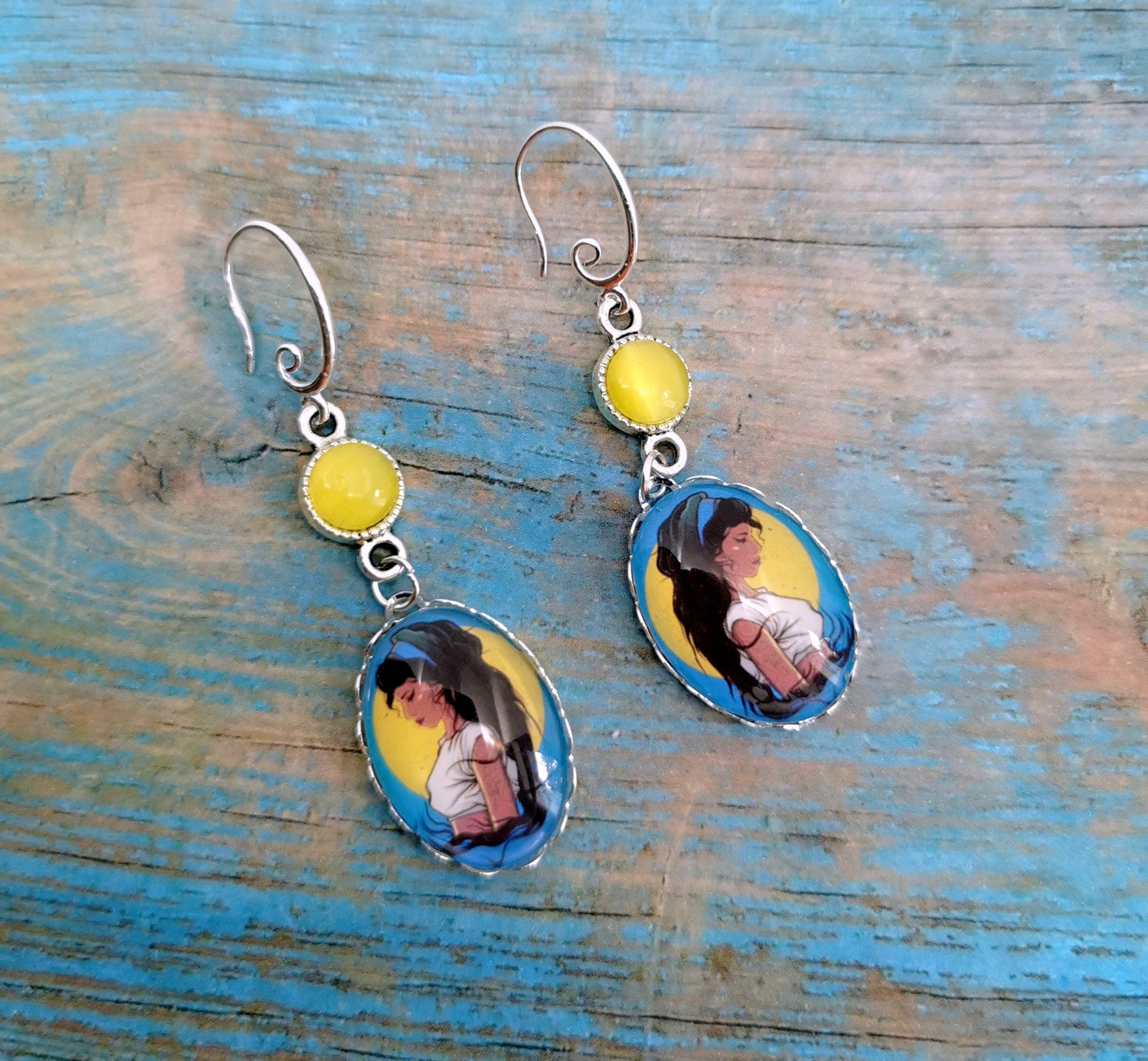 Boucles d'oreilles Amy Winehouse façon western, comic's, cabochon métal et dôme de verre