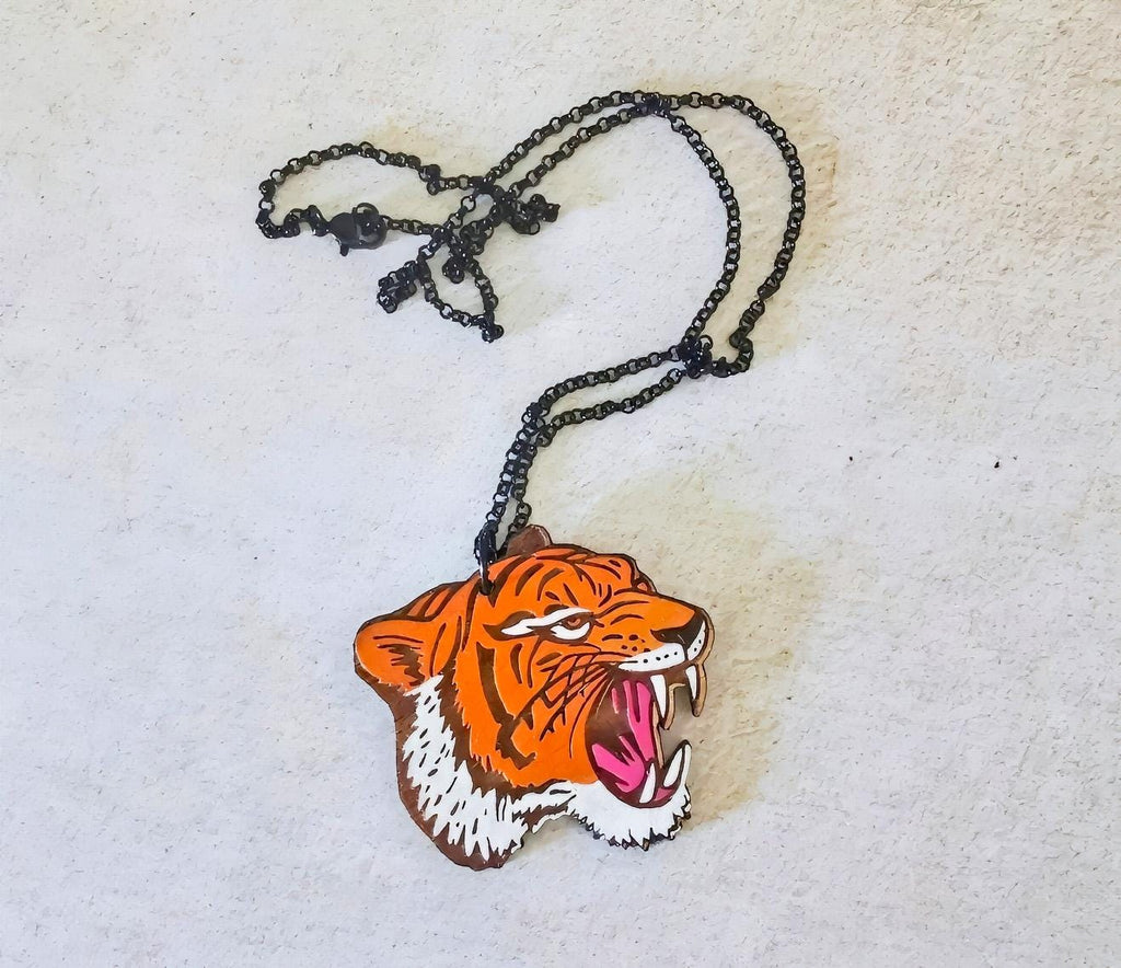 Pendentif Tigre façon old school tattoo, découpe laser de bois