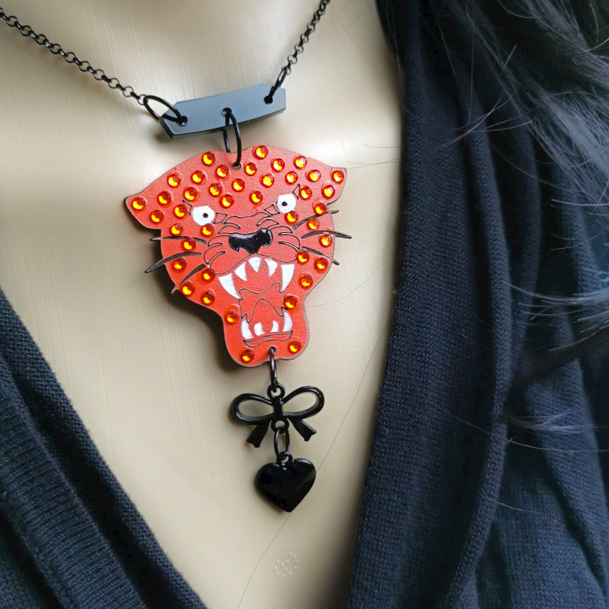 Pendentif Tigre façon Old School Tattoo, découpe laser sur bois, strass
