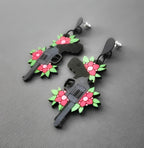 Boucles d'oreilles Pistolet et Fleurs, découpe laser sur bois, style tatouage