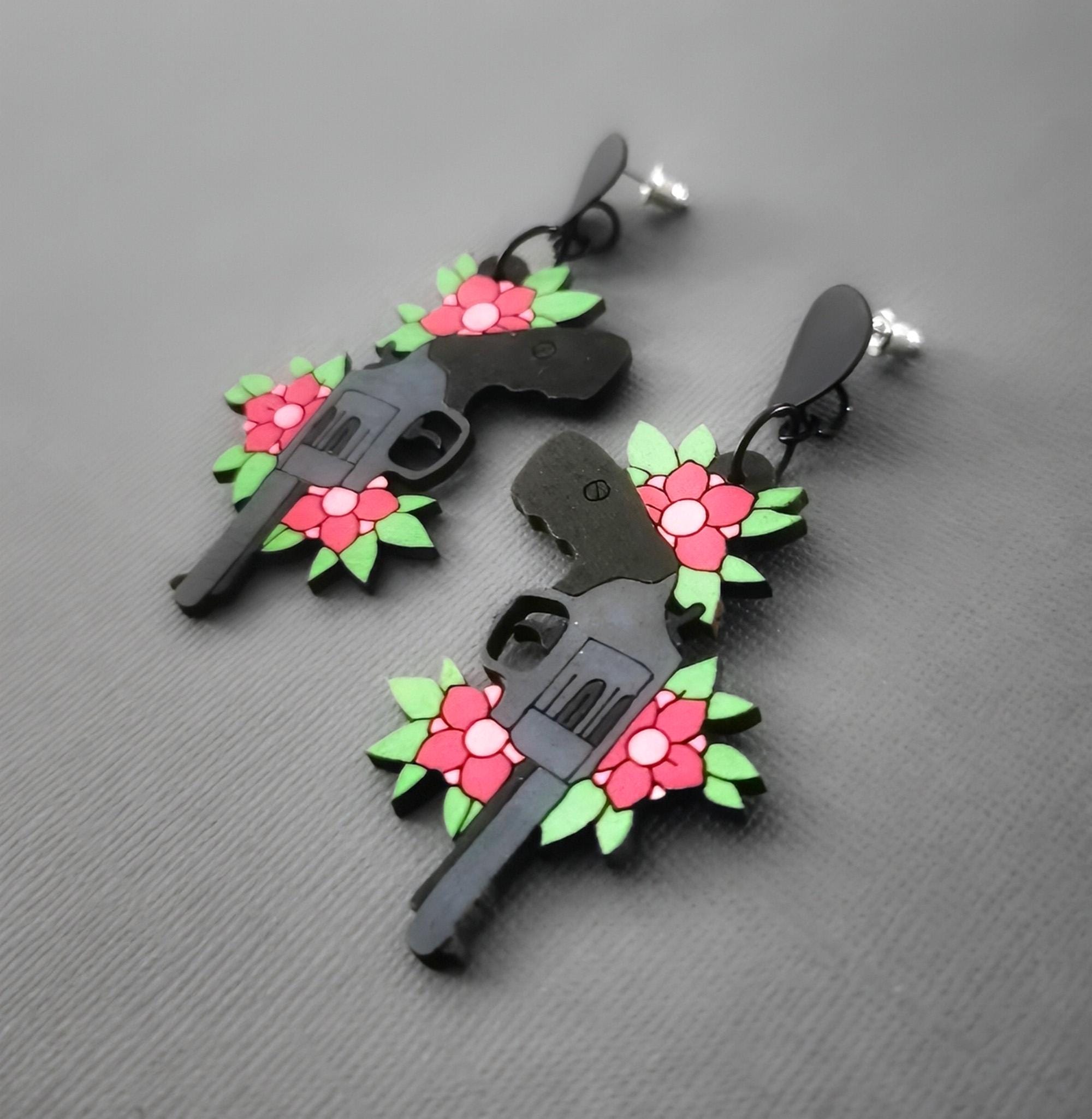 Boucles d'oreilles Pistolet et Fleurs, découpe laser sur bois, style tatouage