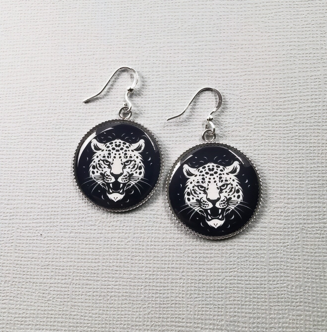 Boucles d'oreilles Panthère sur fonds noir, beauté sauvage