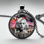 Glamour Urbain: Pendentif Marilyn en Nuances de Rose