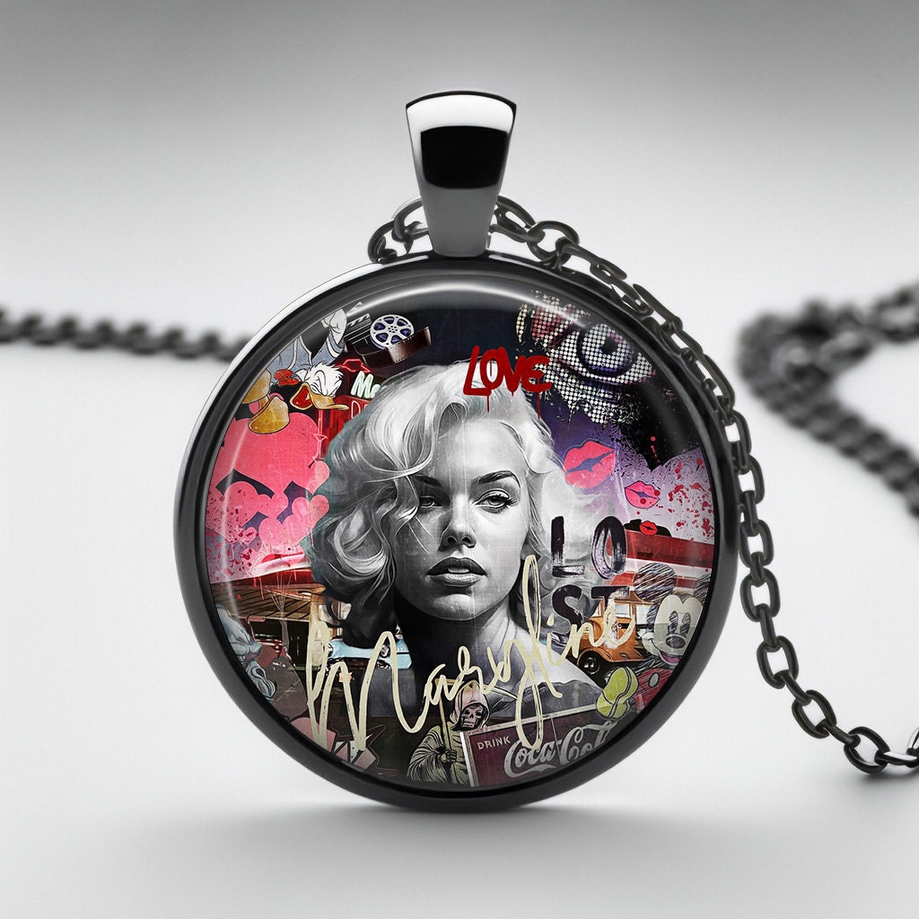 Glamour Urbain: Pendentif Marilyn en Nuances de Rose